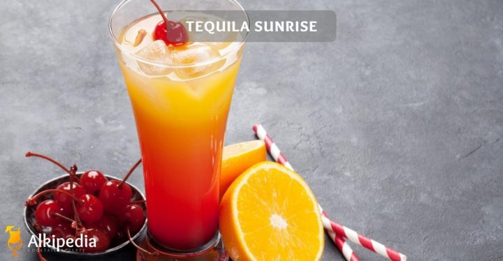 Tequila sunrise in glas with cherries and orange