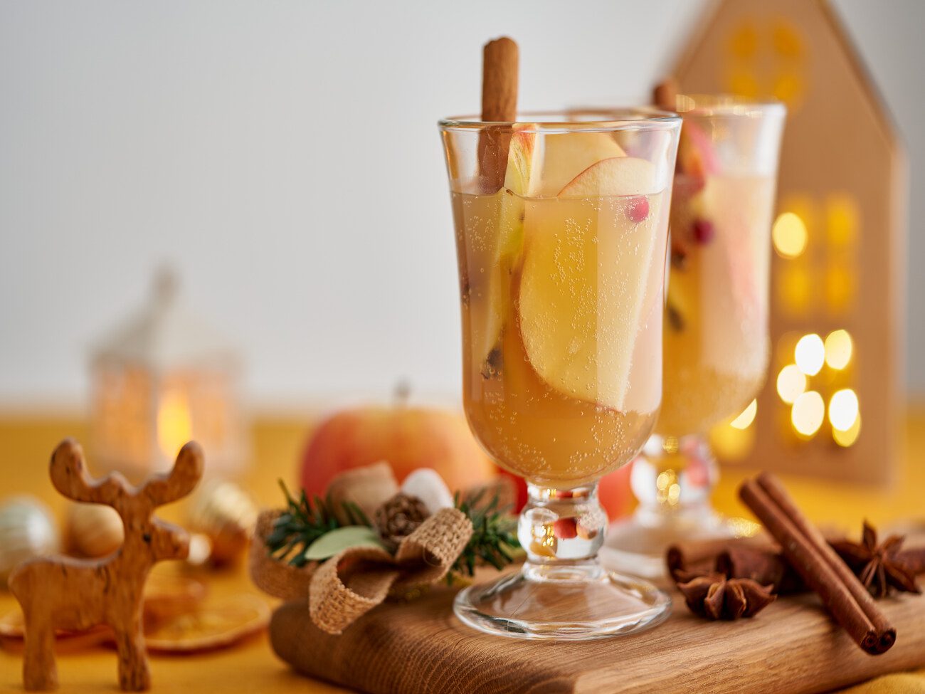 Mulled white wine with apple