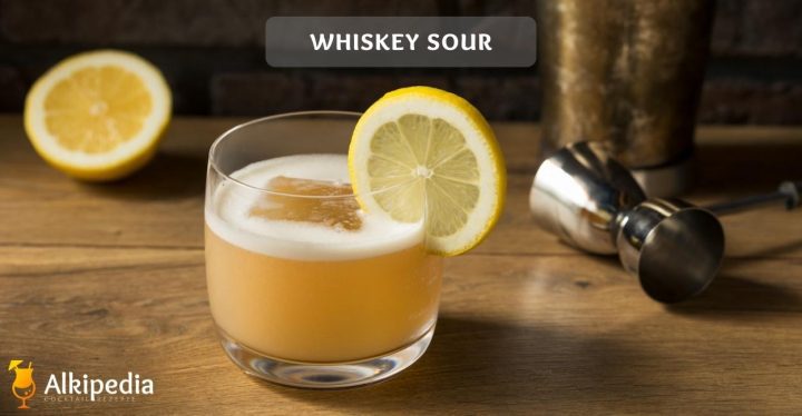 Whiskey sour with lemon