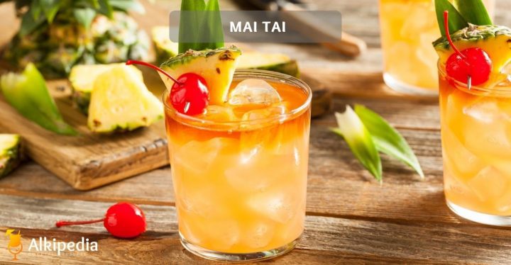 Mai tai in glas with pineapple